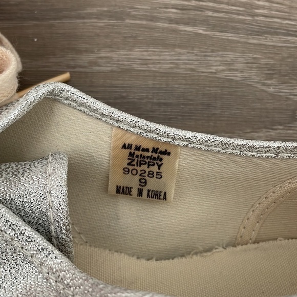 Silver Shoe, Size 9 - Picture 4 of 5